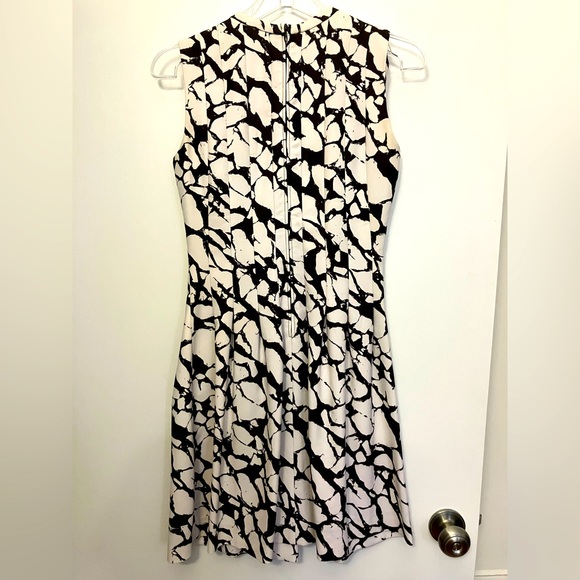 Pleated Sleeveless Dress Mid Length Marbled Pattern - Picture 2 of 6